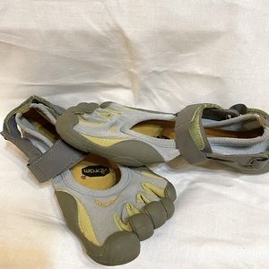 Vibram Skeletoes Gray Five Finger Toes Sneaker Shoes Womans Size 36